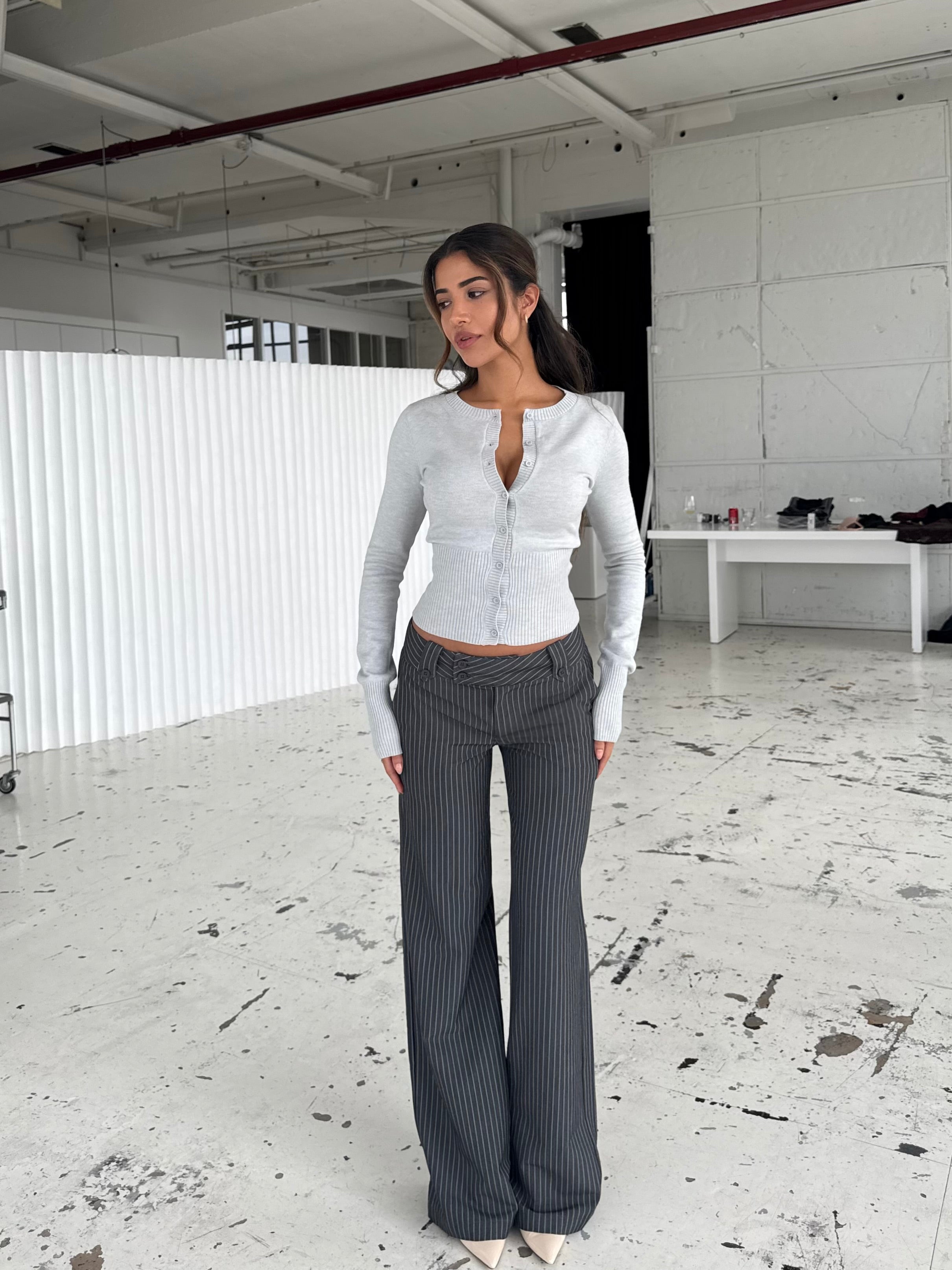 Button low waist bukser - mørk grå stribet