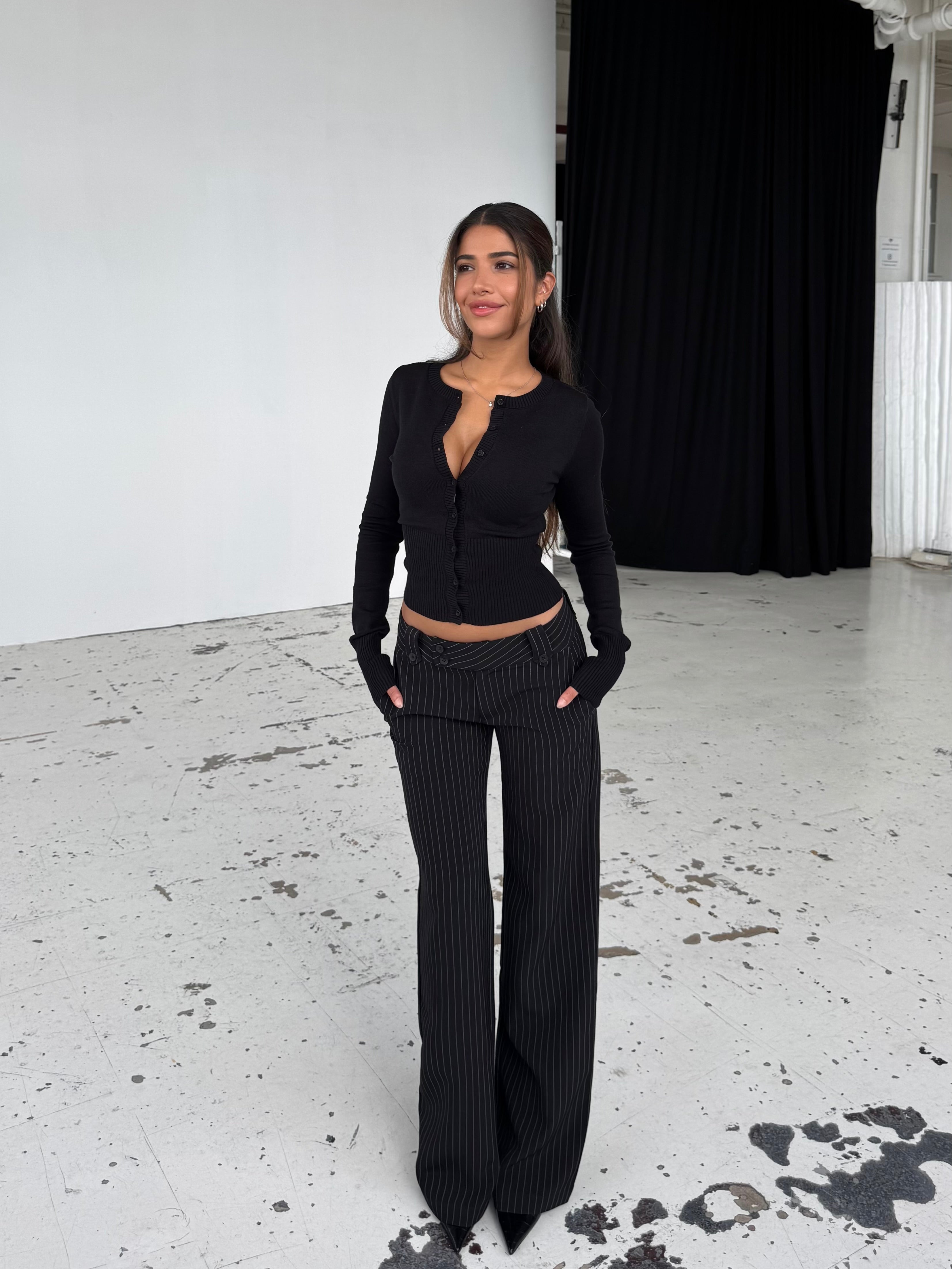 Button low waist bukser - sort stribet