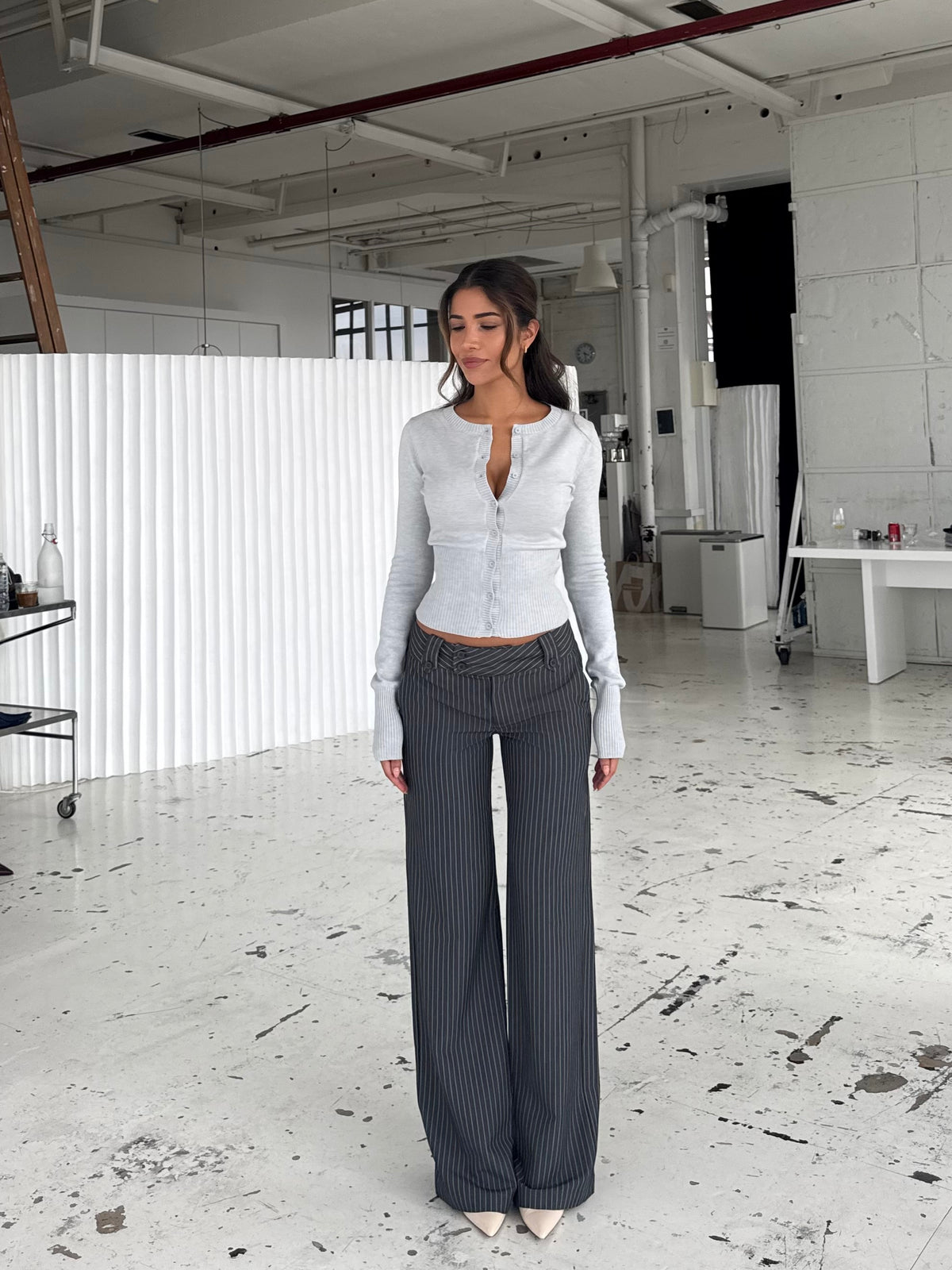 Button low waist bukser - mørk grå stribet