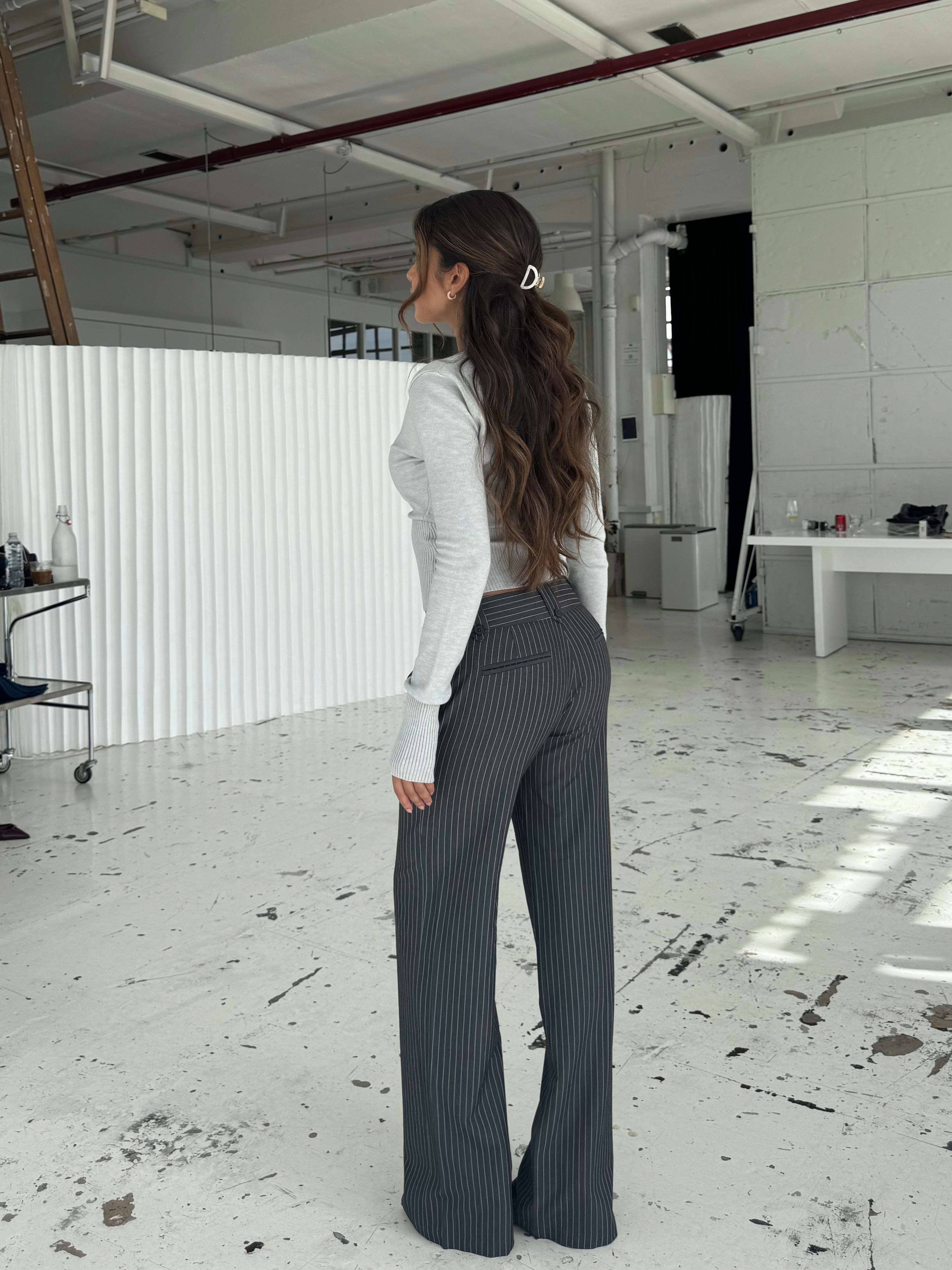 Button low waist bukser - mørk grå stribet