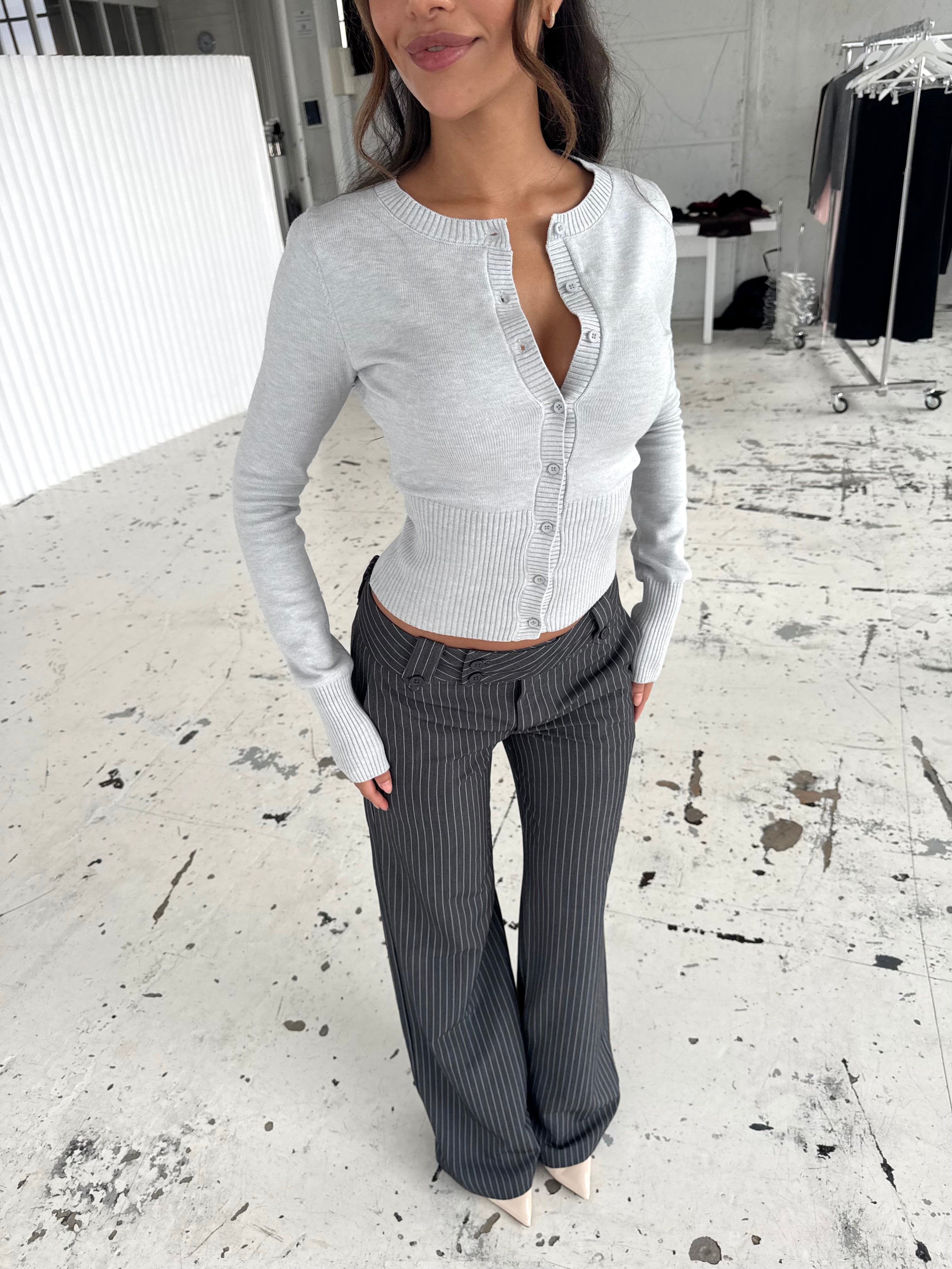 Button low waist bukser - mørk grå stribet