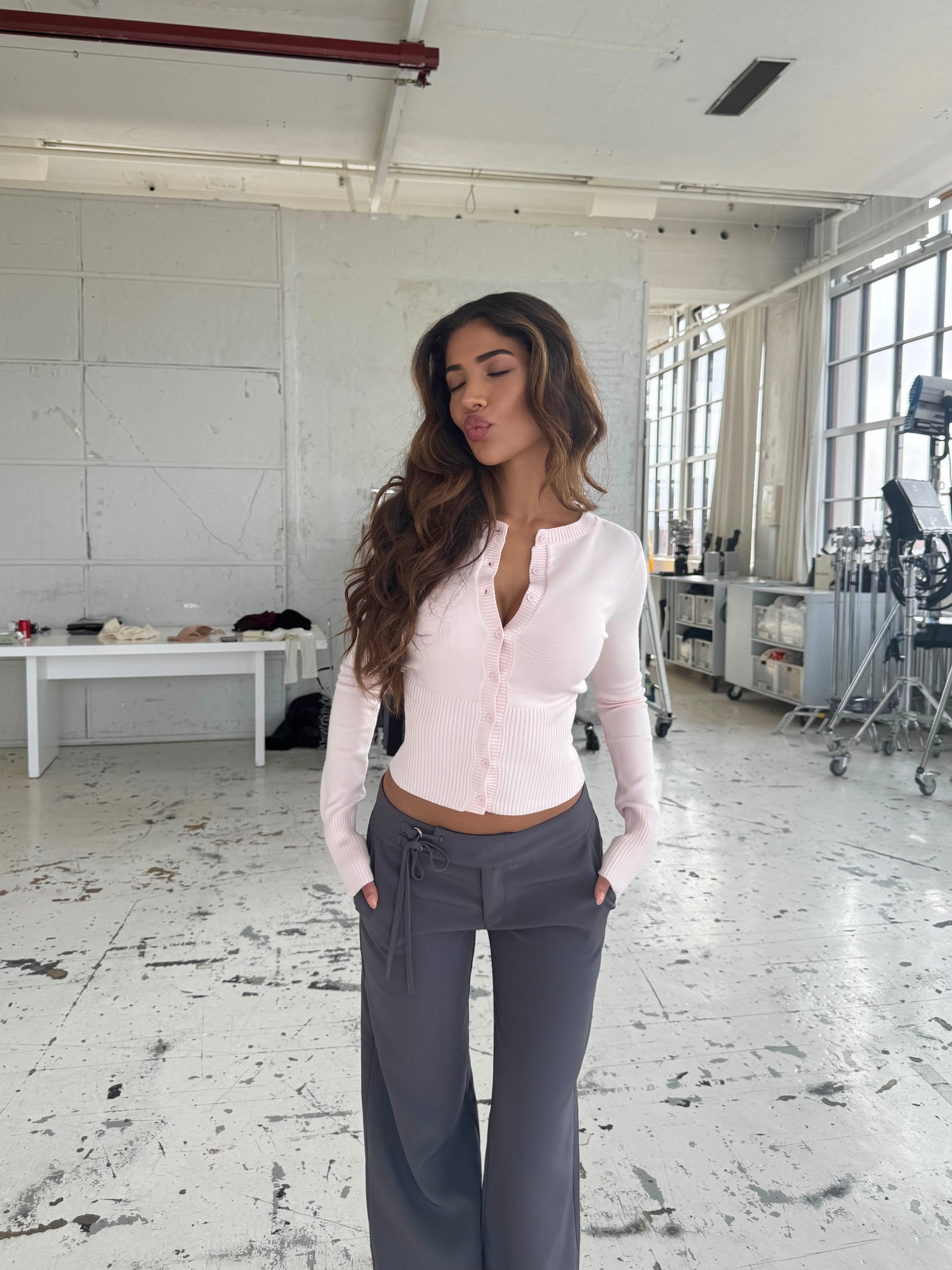 Buckle low waist bukser - mørk grå