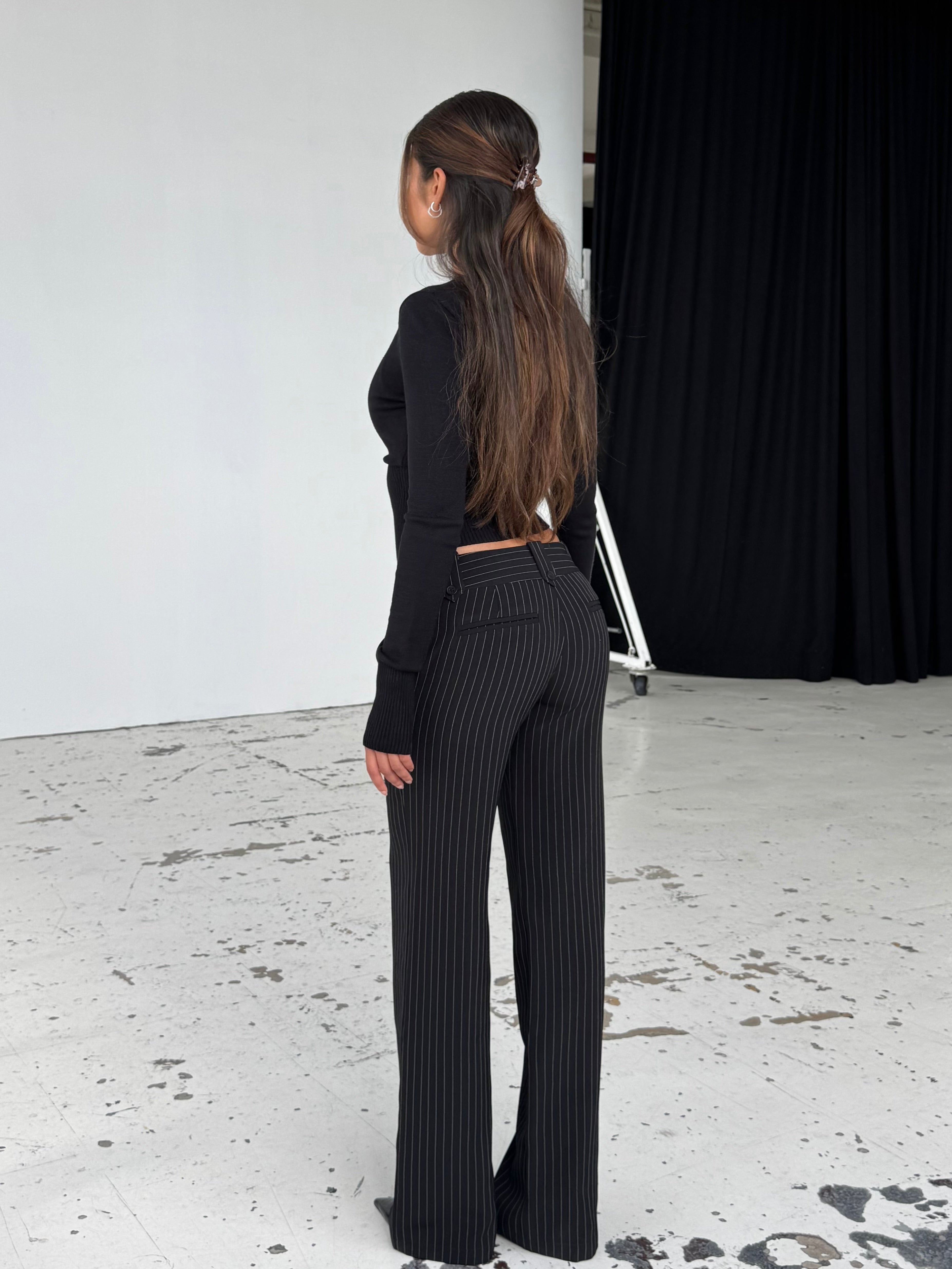 Button low waist bukser - sort stribet