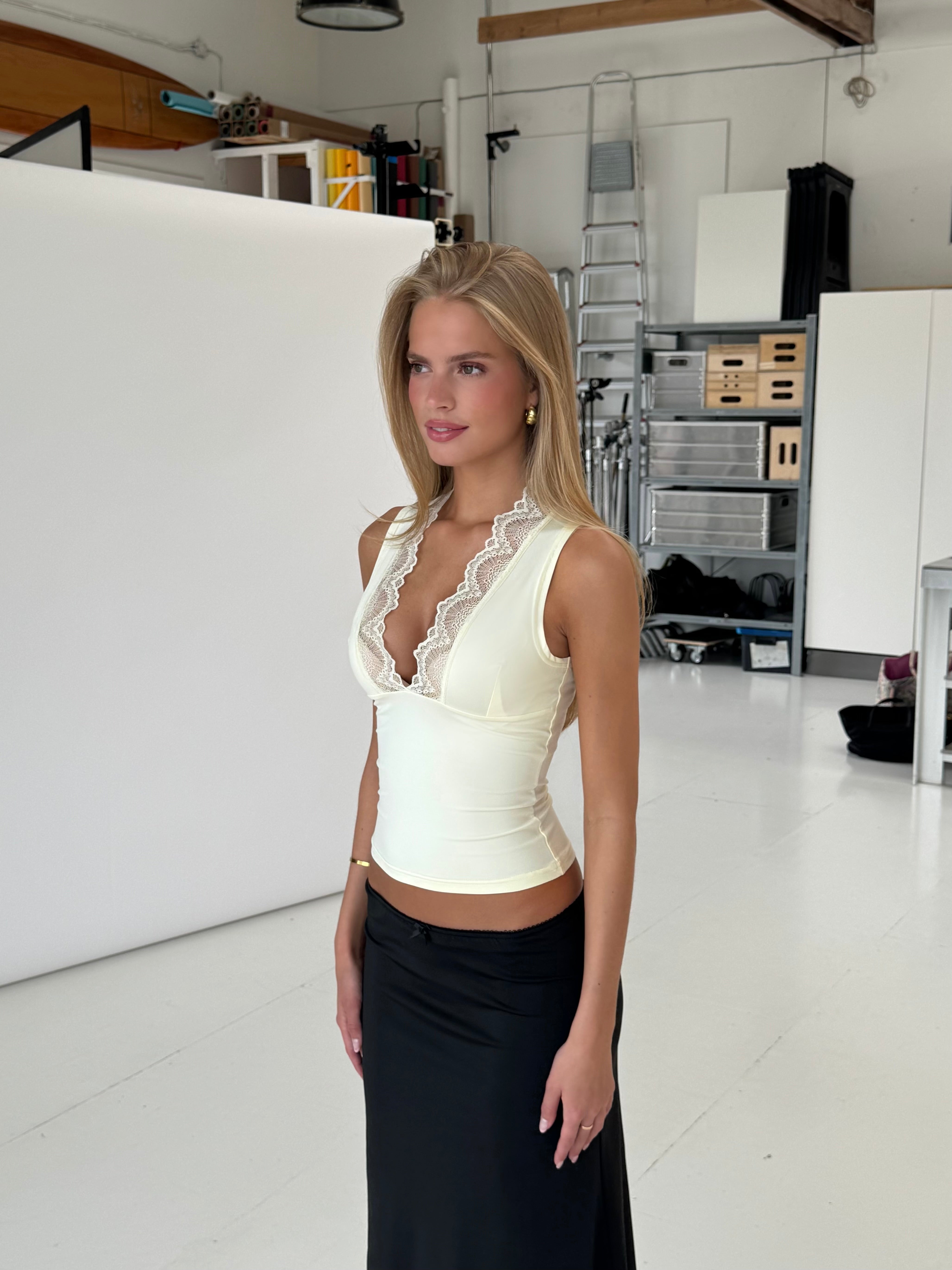 Lucia basic lace top - lys gul